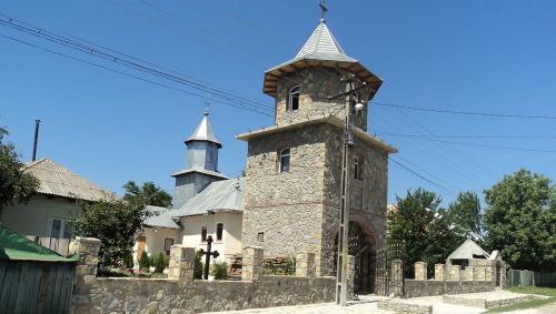 Biserica - vedere exterioară