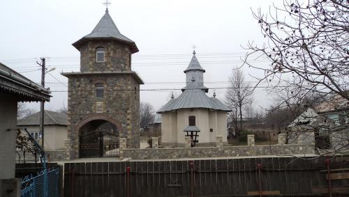 Biserica - vedere exterioară