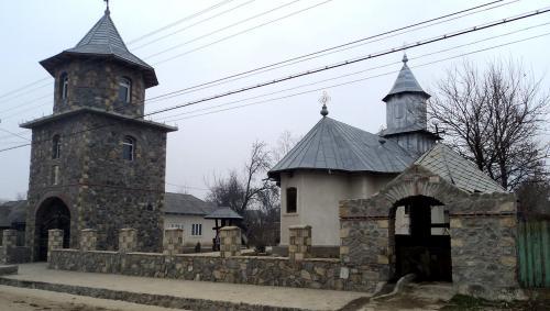 Biserica - vedere exterioară