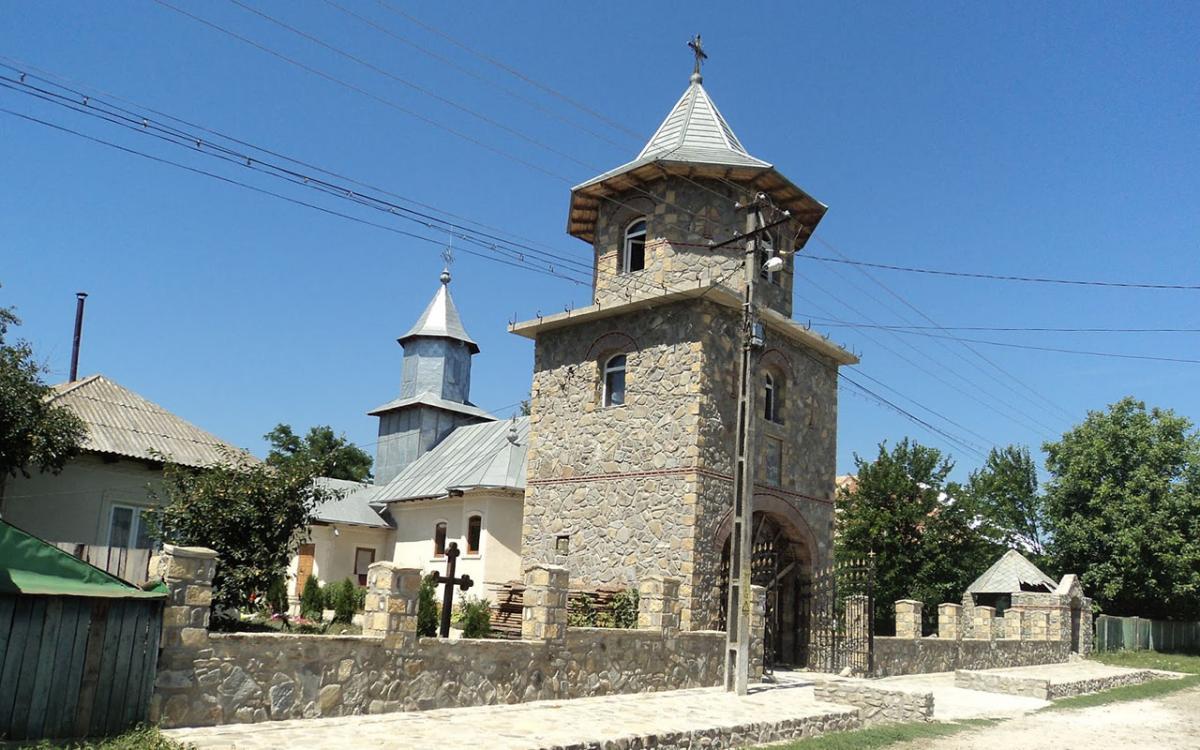 Biserica - vedere exterioară