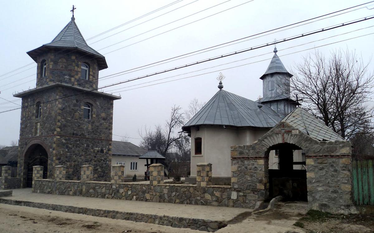 Biserica - vedere exterioară